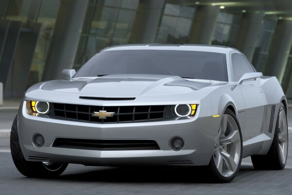 La chevrolet grigia corre lungo la strada