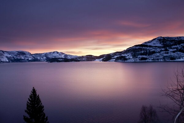 Bellissimo lago tra le montagne innevate