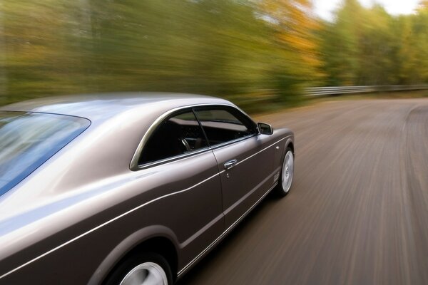Foto di Grey Bentley in movimento