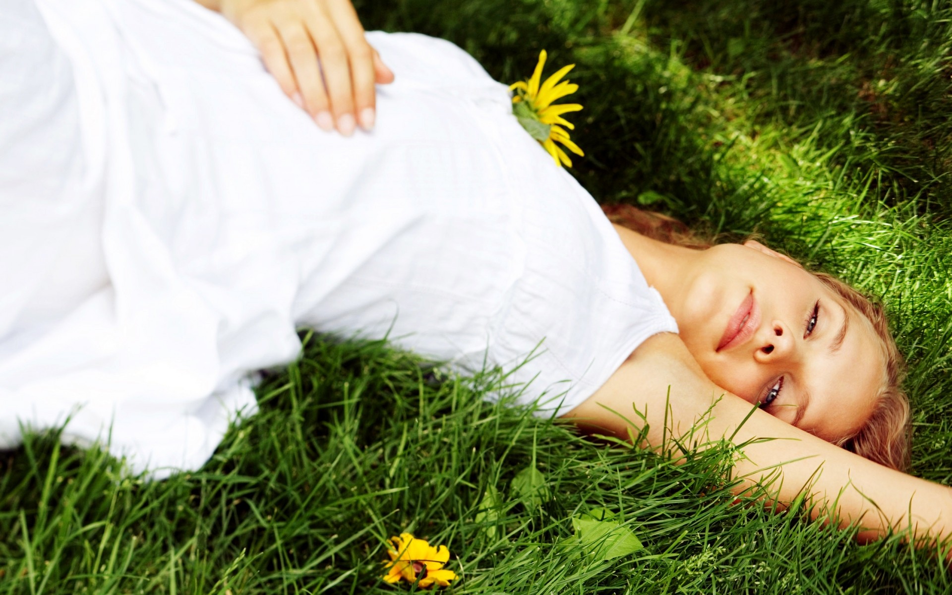 erba relax prato natura estate fieno tempo libero all aperto donna sonno campo parco giovane resto bella ragazza carino fiore felicità donne