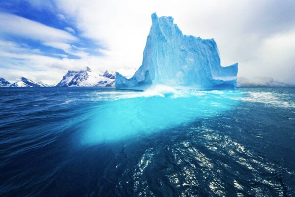 Bellissimo paesaggio del ghiacciaio sullo sfondo dell oceano