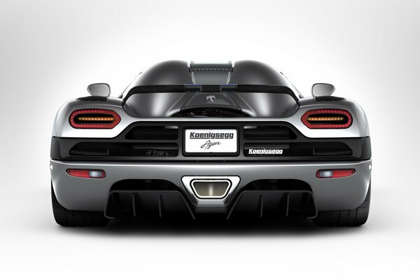 Auto sportiva su sfondo bianco
