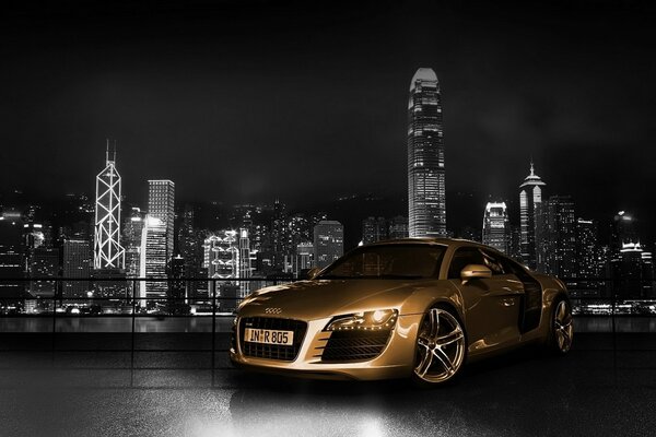 Un Auto Audi corre per la città