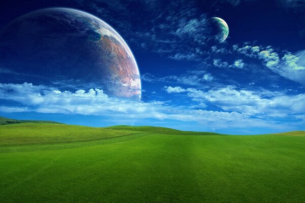 Prati verdi e nuvole bianche di sera