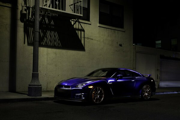 Blu sportivo nissan di notte