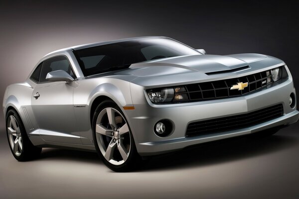GRIGIO chevrolet sta su uno sfondo grigio