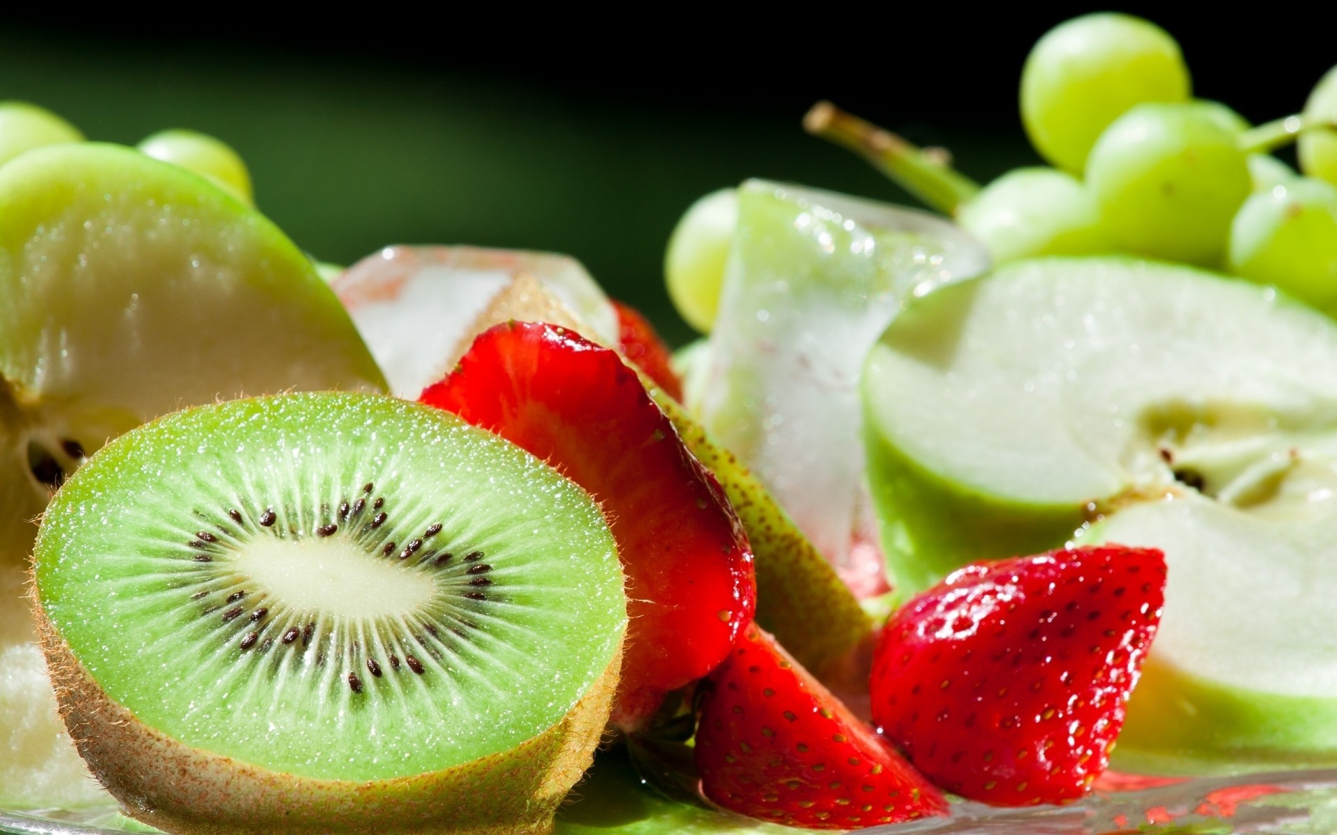 frutta cibo succosa kiwi dolce fragola salute sano pasticceria nutrizione bacca delizioso tropicale vitamina dieta rinfrescante estate foglia freschezza mela uva fragola pera