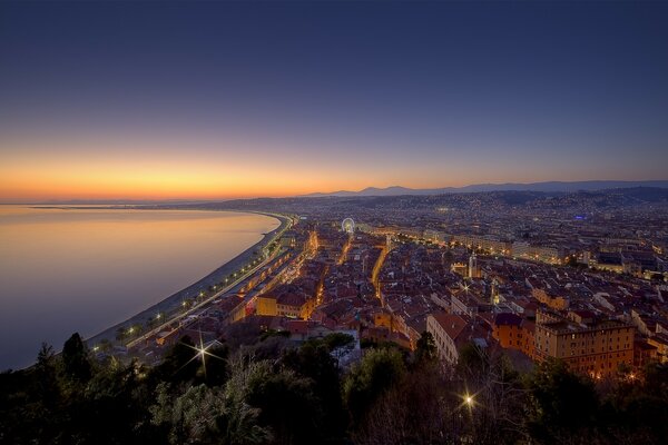 Vista della città dall alto. Bellissimo tramonto