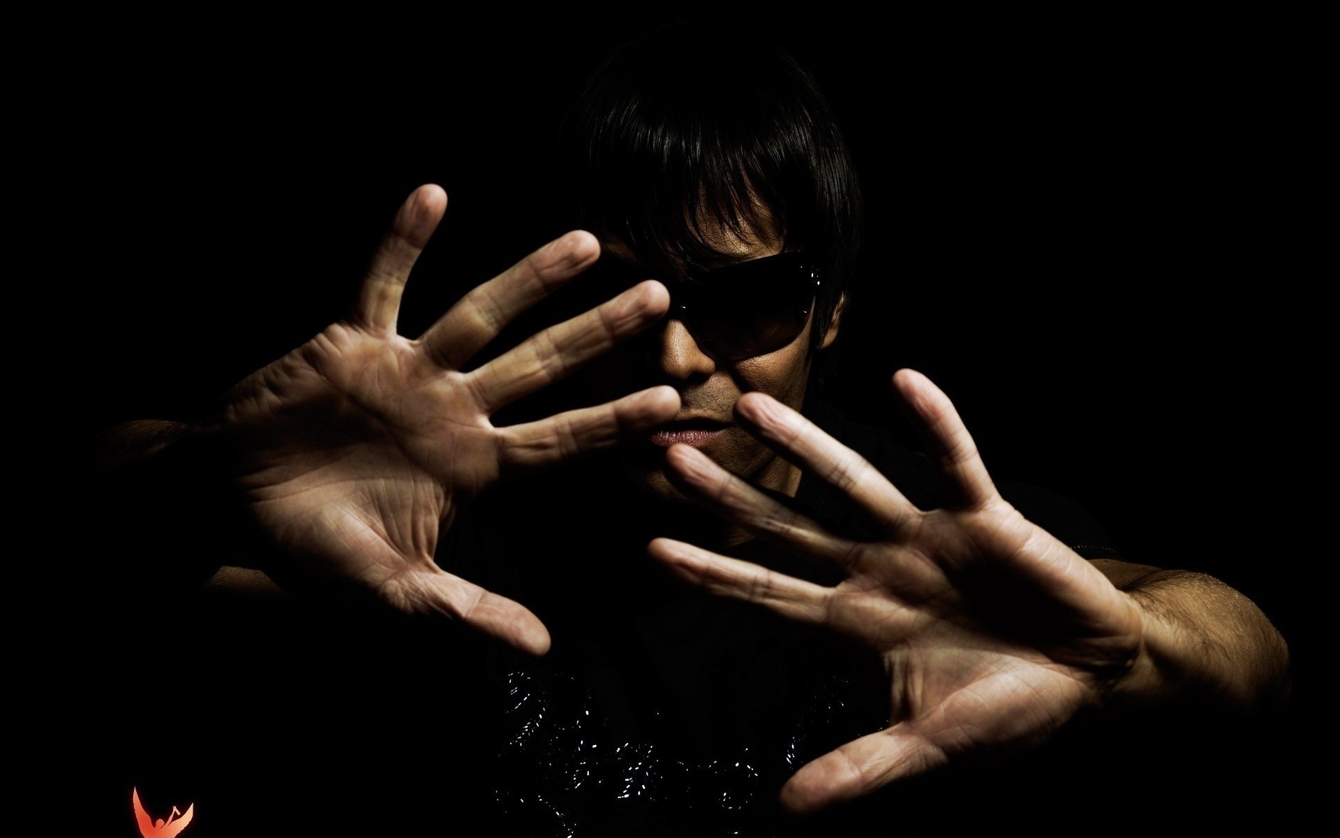 uomini singolo adulto nudo scuro ritratto donna prestazioni uomo ragazza produttore remixer dj mash musica