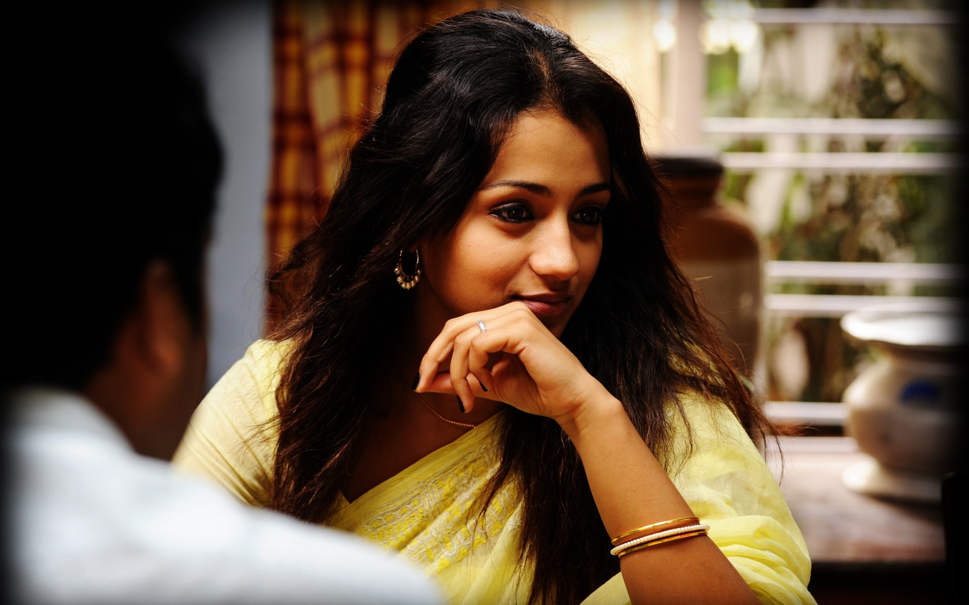 donna al chiuso espressione facciale ritratto adulto ragazza da solo attrice indiana attrice di bollywood attrice modella trisha krishnan