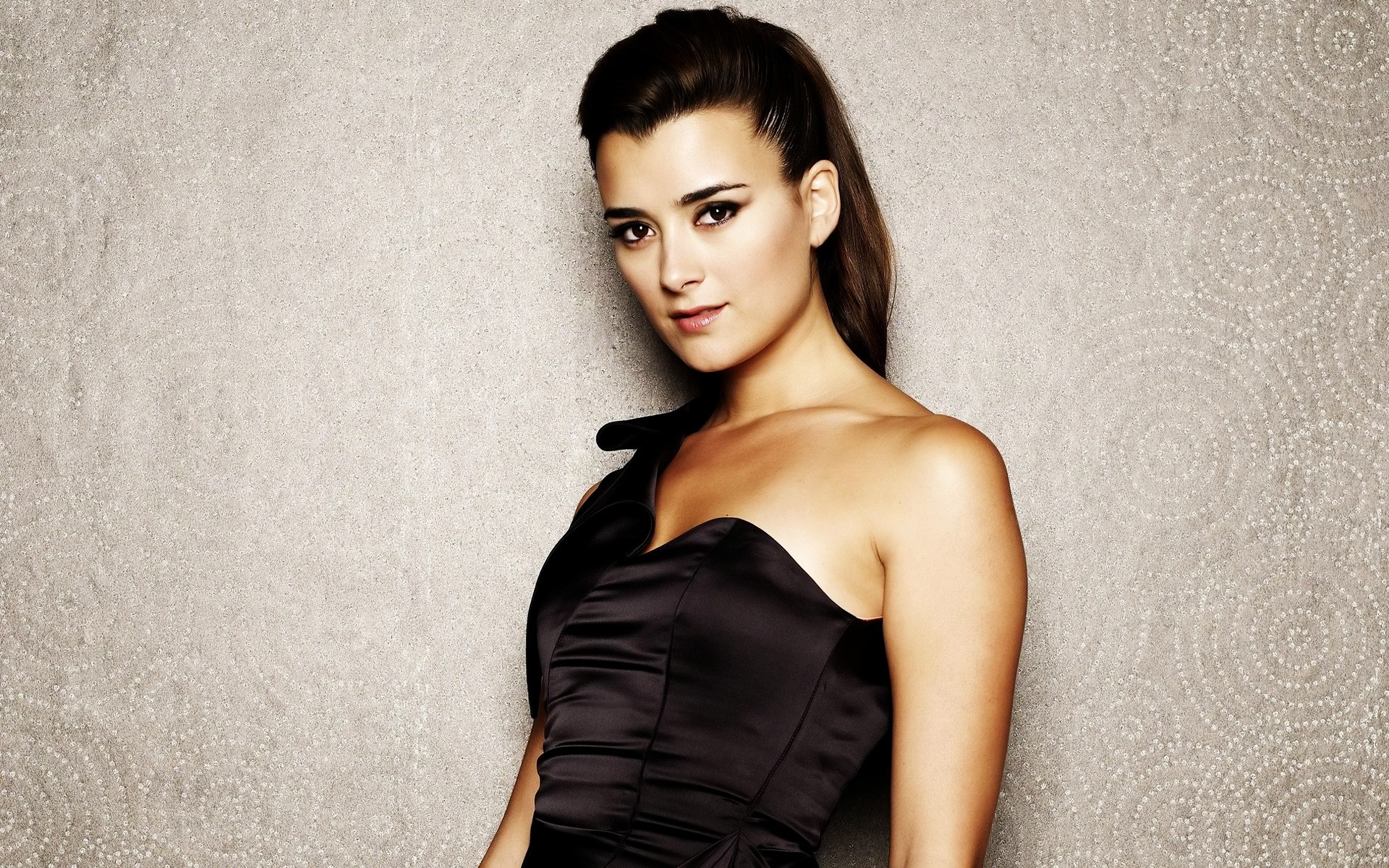 moda donna ritratto ragazza modello glamour sexy elegante indossare bruna attrice donna celebrità artista