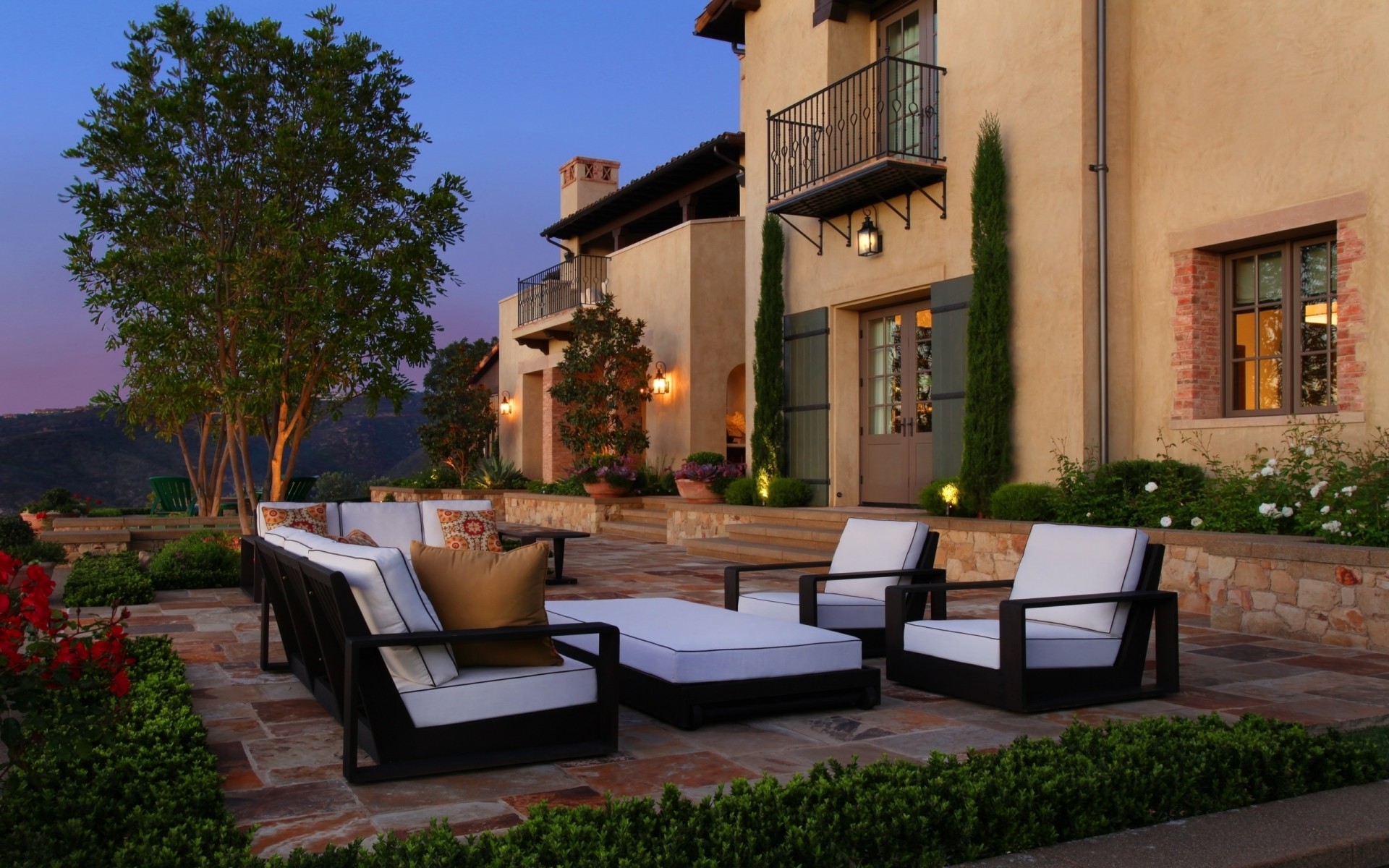 architettura casa casa patio casa luogo luce del giorno viaggi all aperto hotel albero strada sedia città balcone lusso famiglia giardino notte luce