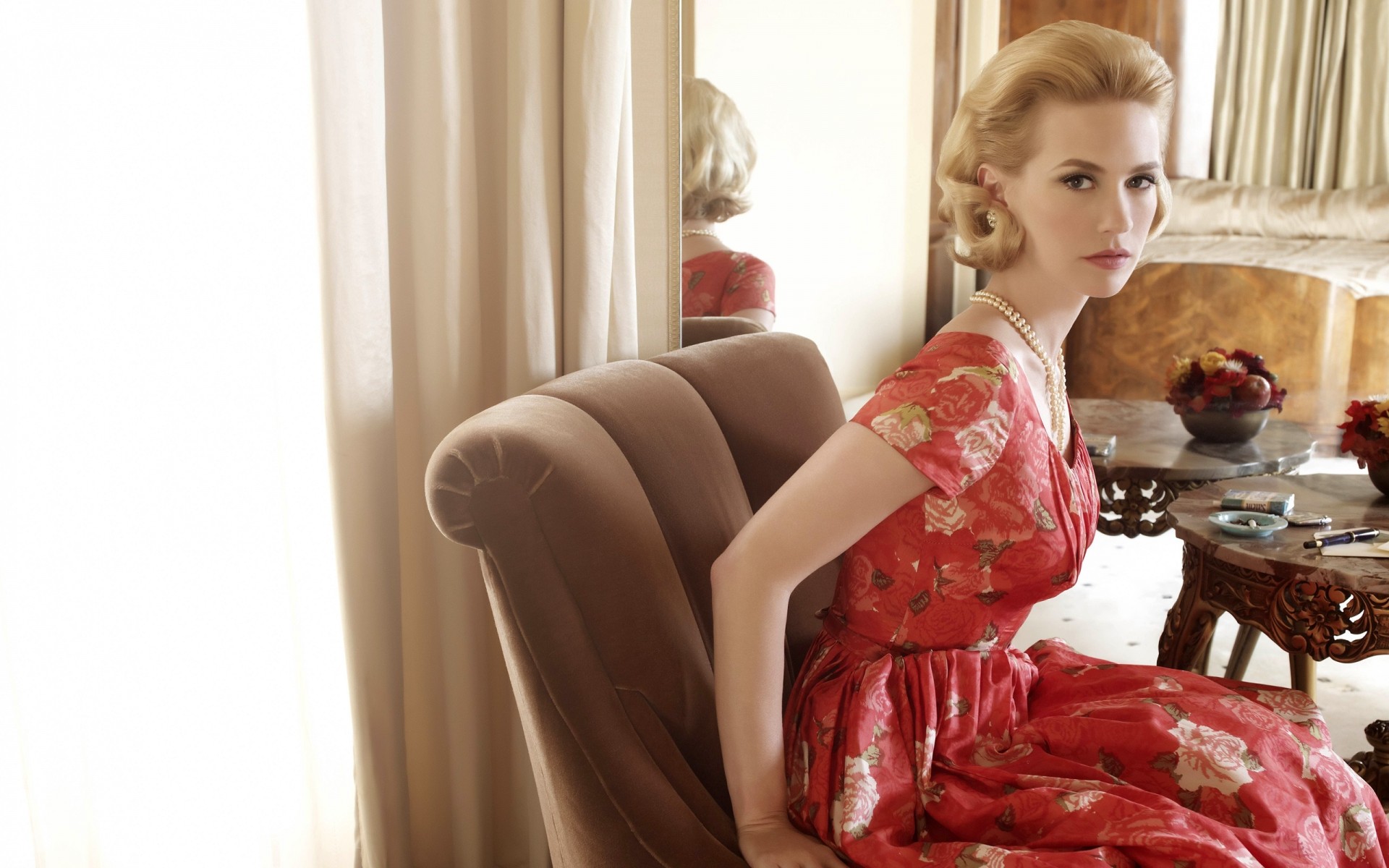 donna camera coperta adulto mobili ragazza singolo moda divano sedersi bella lusso famiglia