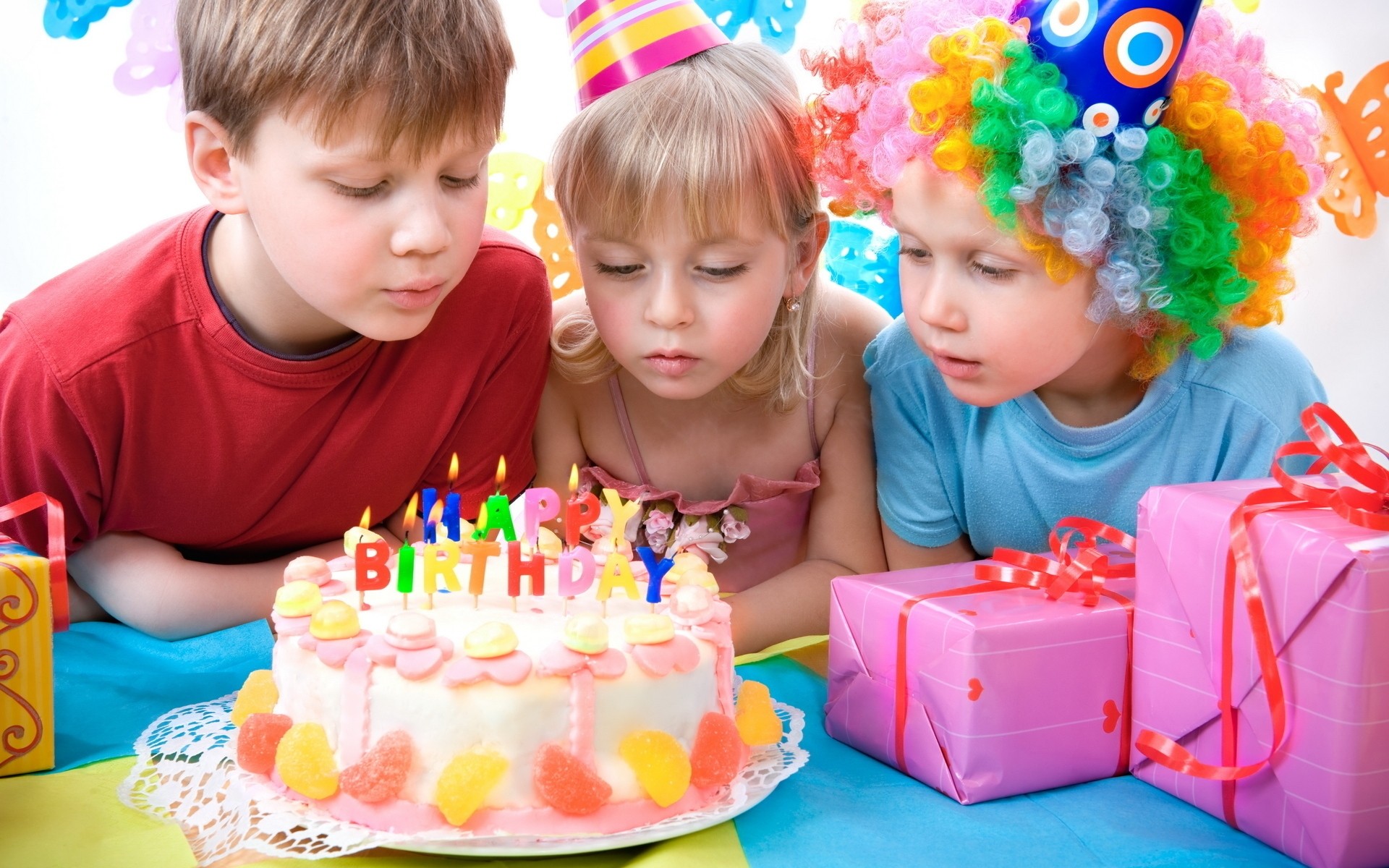 bambino compleanno divertimento carino poco torta di compleanno vacanza torta caramelle prescolare pasticceria felicità gioia giocattolo ragazza famiglia natale partito regalo scuola materna bambini ragazzi ragazze