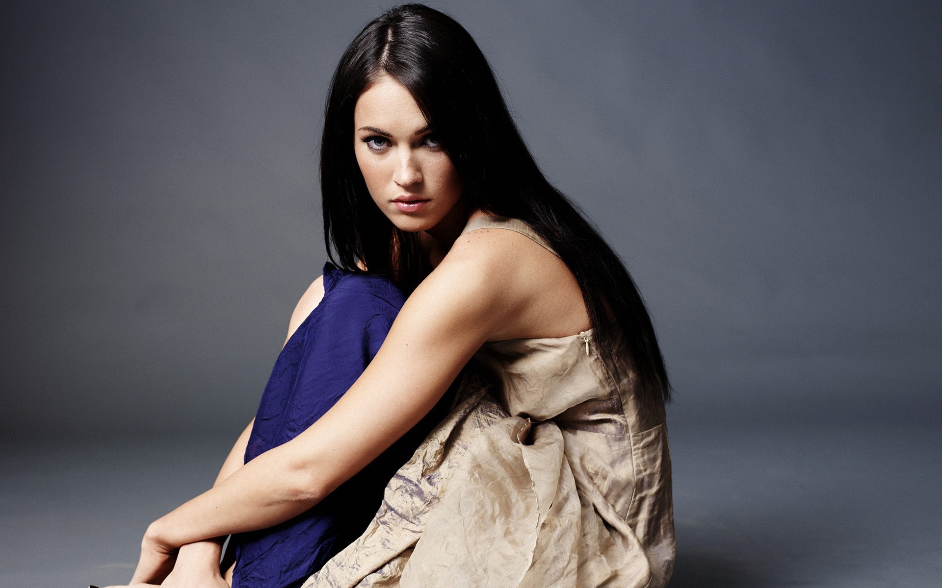 moda donna ritratto glamour modello sexy ragazza elegante da solo bruna bella attrice foto viso serio