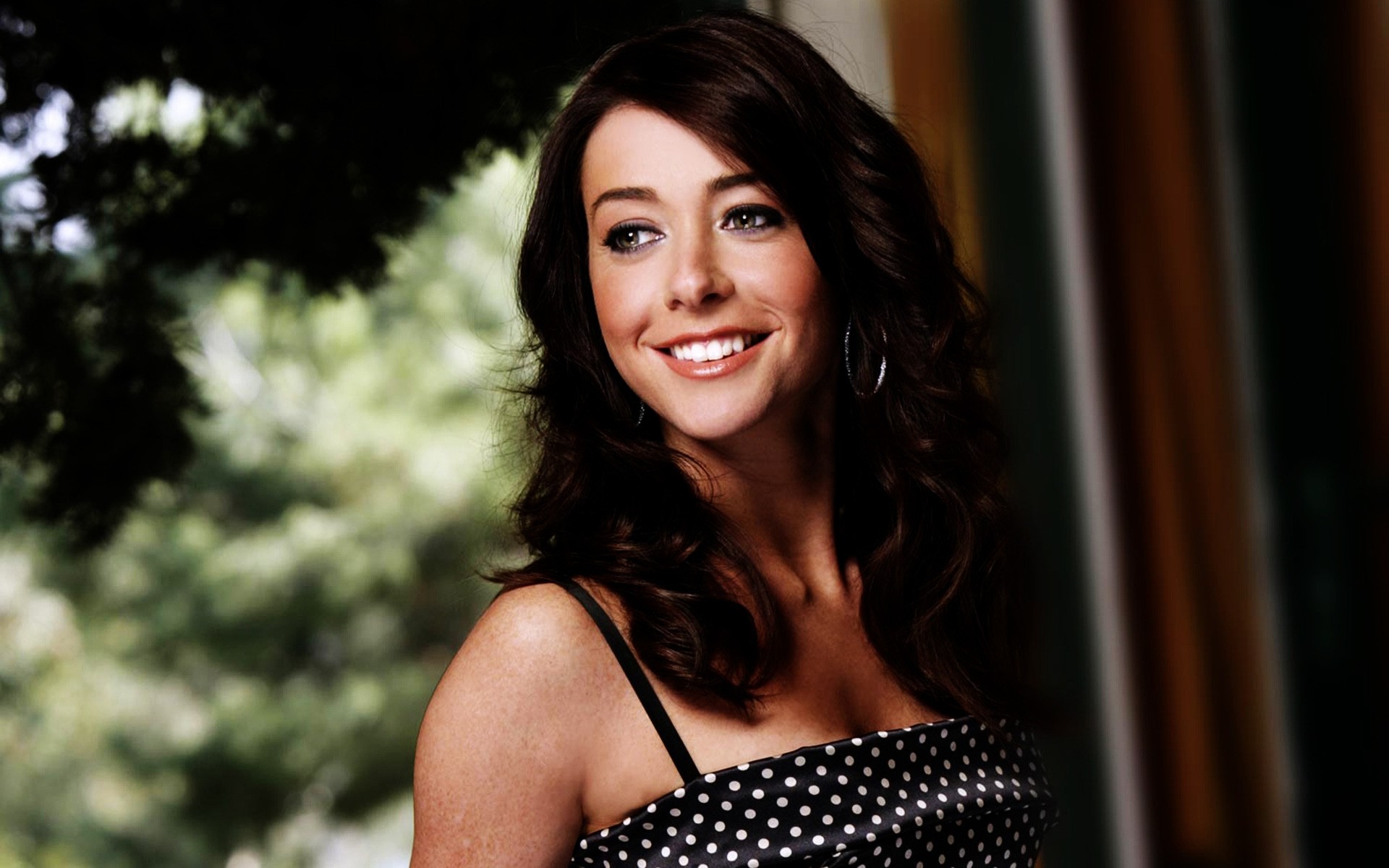 donna moda ritratto da solo glamour bruna sexy espressione facciale bella ragazza celebrità attrice sorriso alyson hannigan donne