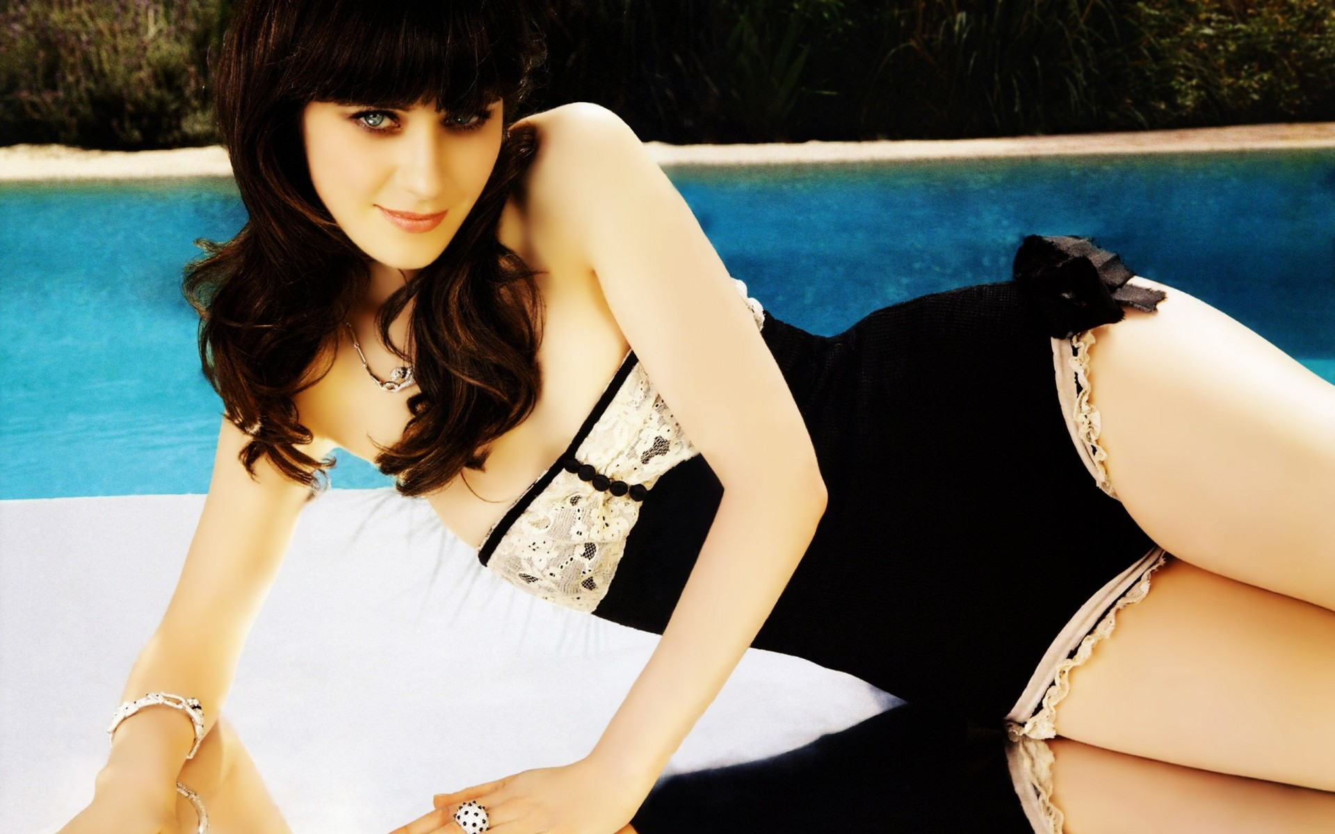 donna tempo libero moda estate ritratto ragazza bikini acqua relax sexy piscina tempo libero splendido