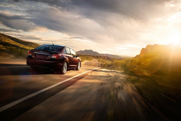 Subaru al tramonto corre in pista