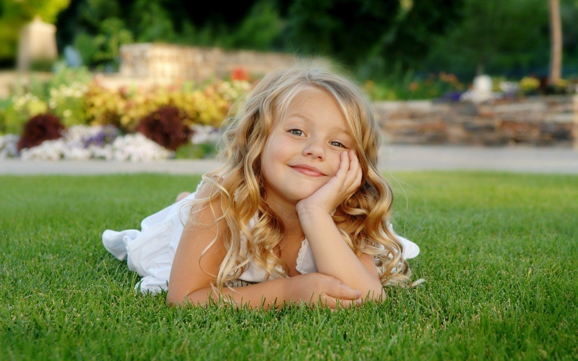 bambini in natura erba natura estate bambino parco prato carino fieno gioia ragazza divertimento all aperto tempo libero spensierato campo felicità sorriso