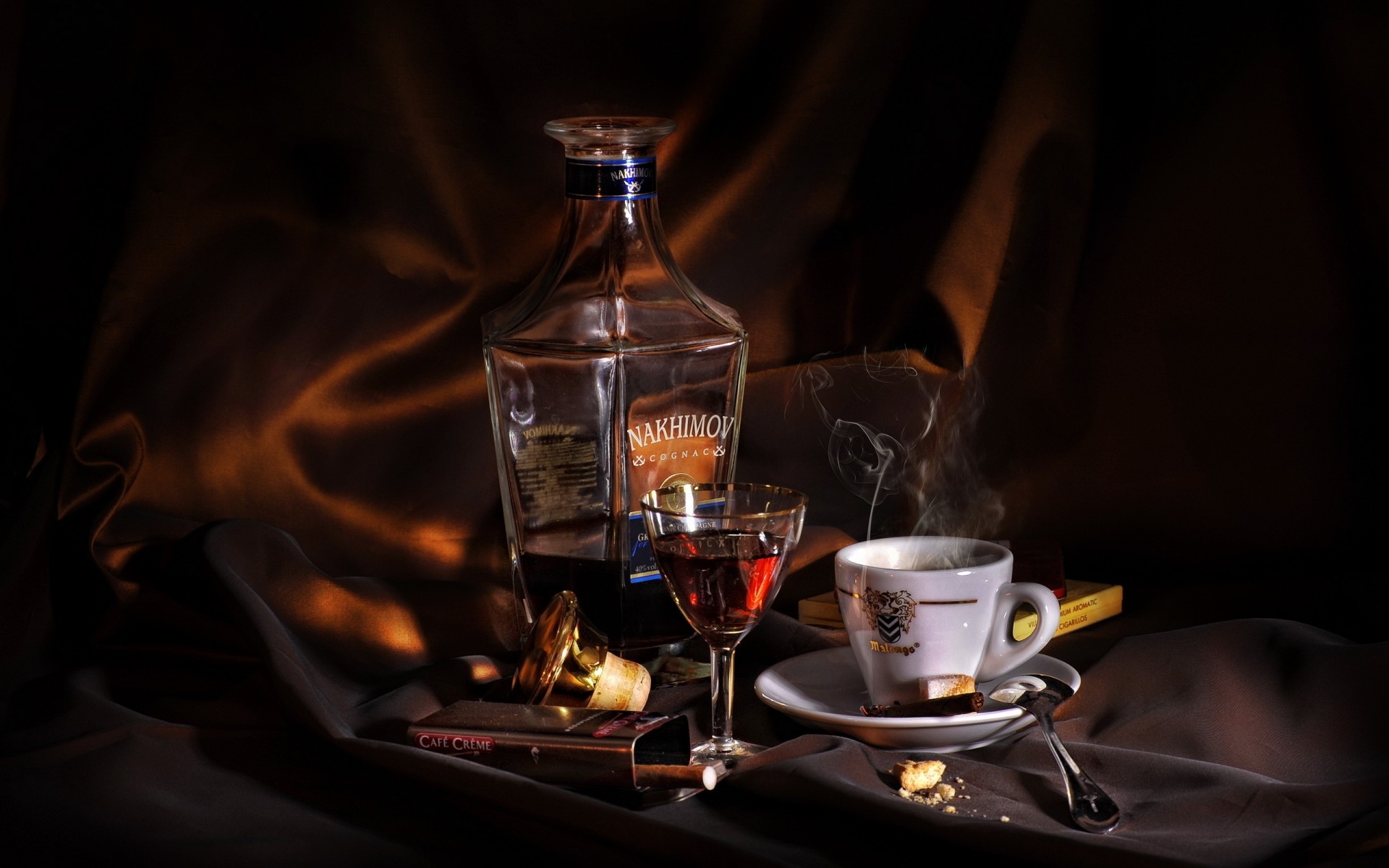 bere caldo fiamma scuro bicchiere di vino still life calice bar ristorante whisky fumo di sigaretta statica