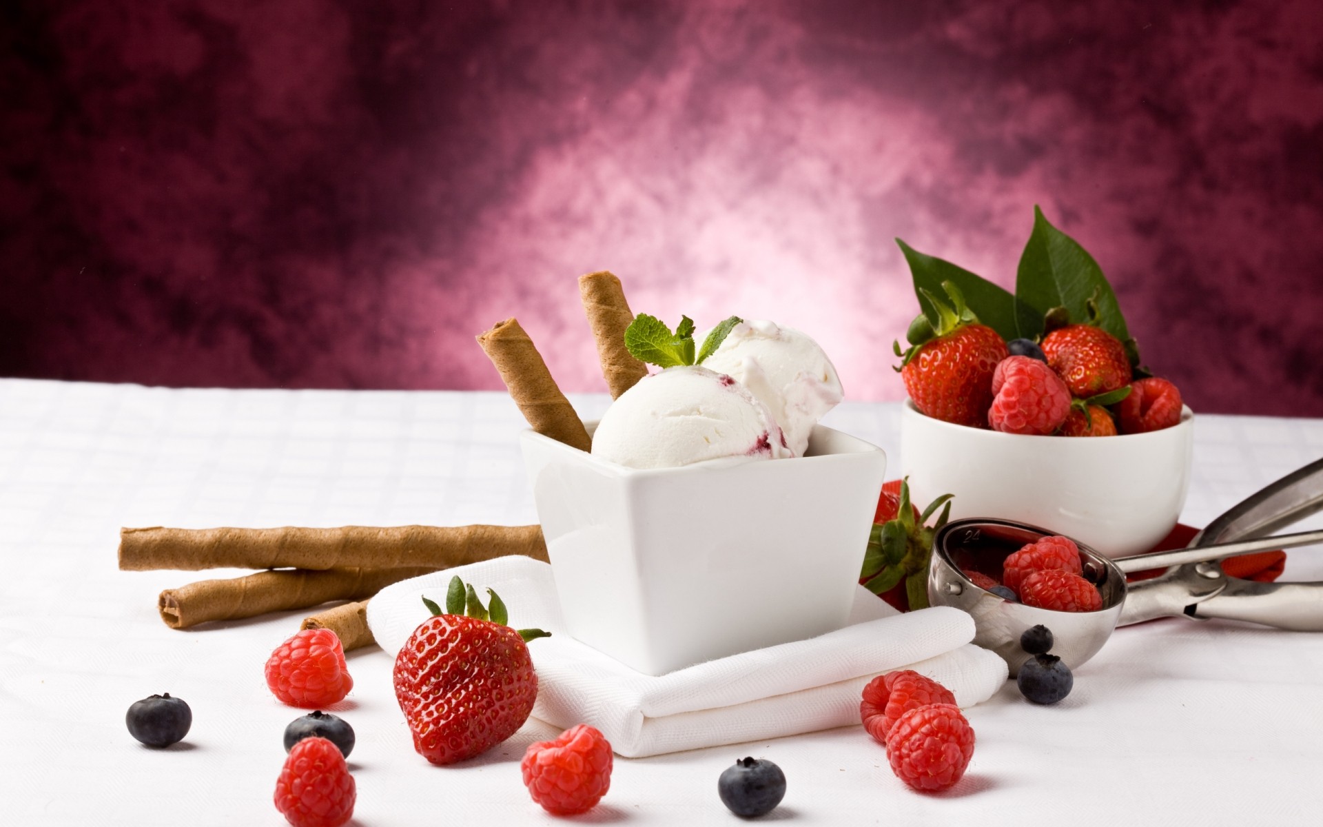 fragola frutta bacca cibo dolce ciotola delizioso salute still life colazione latte crescere rinfrescante sano tavolo legno foglia delizioso nutrizione gelato fragola lampone mirtillo