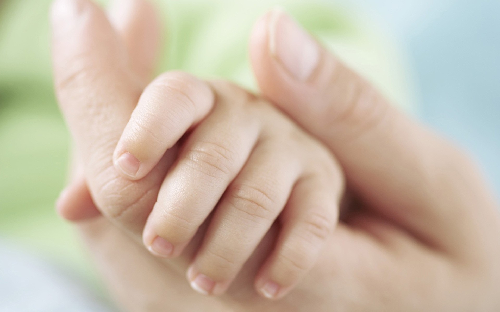 bambino piedi piccolo donna mani pelle neonato tocco amore dito supporto unità piccolo fiducia rilassamento innocenza adulto cura bambino sfocatura