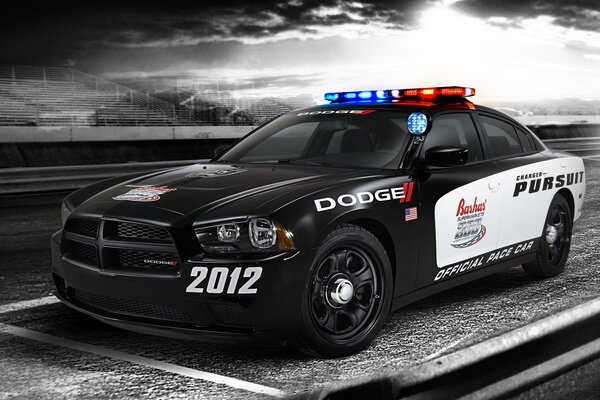 Dodge auto della polizia con lampeggiatore