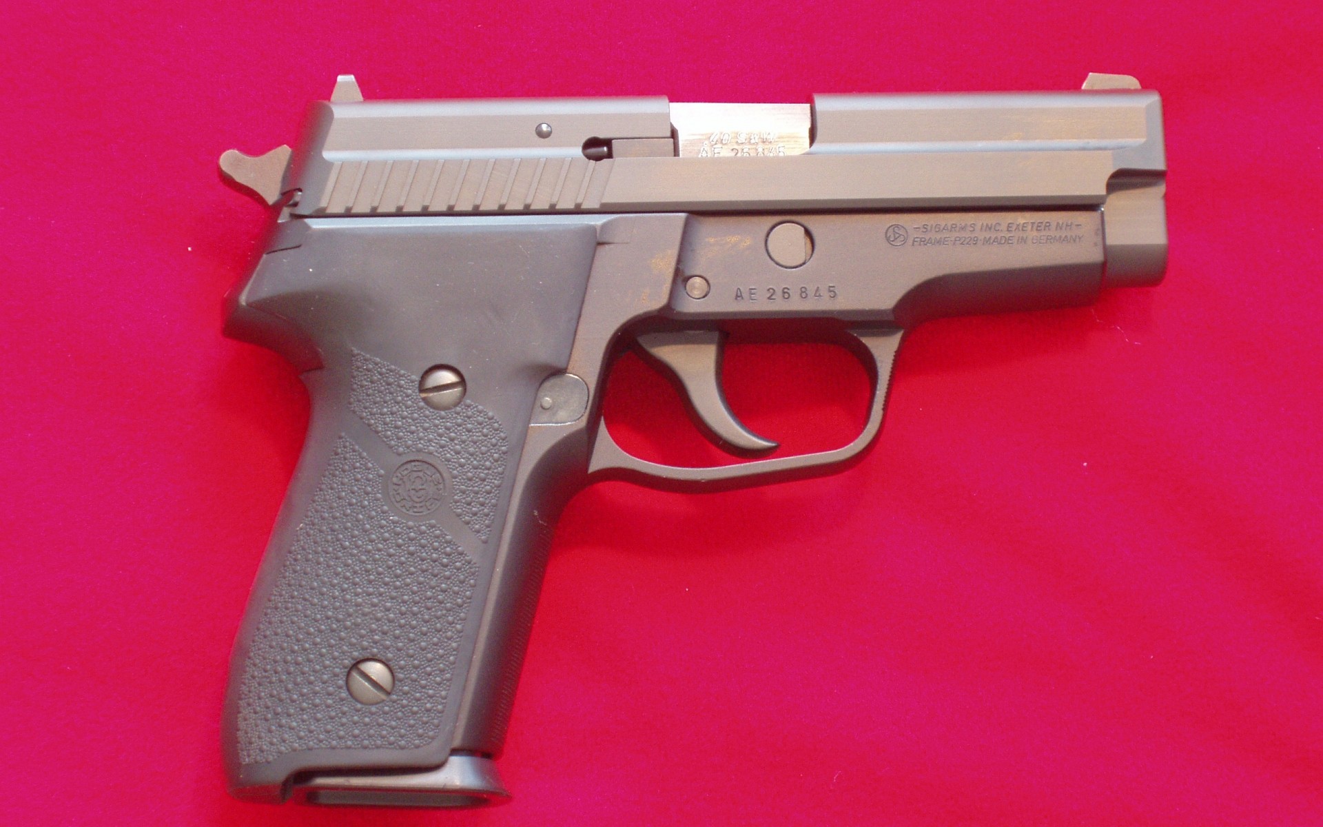 pistola arma pistola crimine munizioni forza sicurezza grilletto pericolo proiettile calibro nagan polizia sicurezza difesa esercito acciaio difesa sfondo rosa