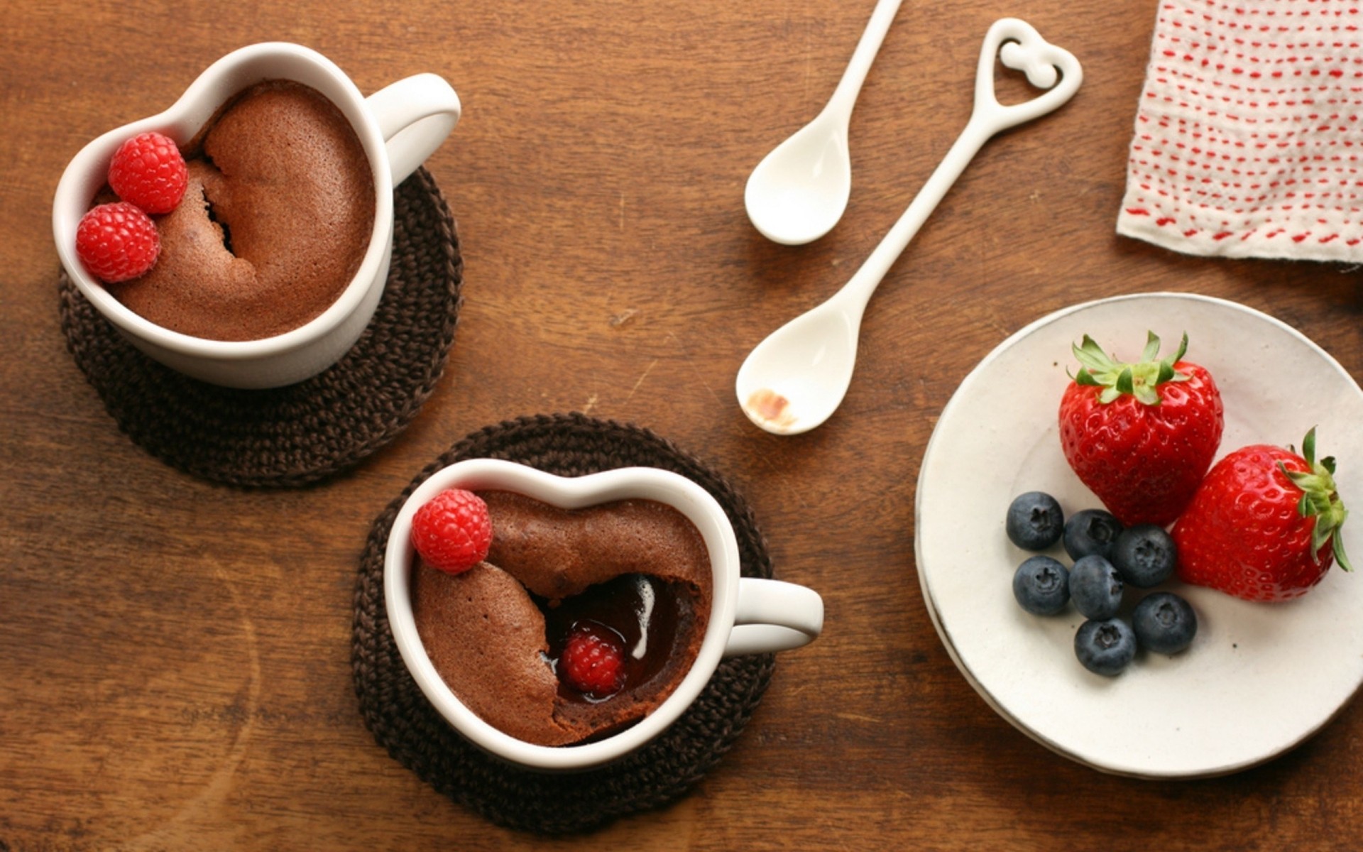 frutta dolce cibo bacca fragola cucchiaio ciotola colazione crema delizioso prodotti lattiero-caseari crescere alba calice latte primo piano lampone zucchero natura morta fragola lampone mora cioccolato