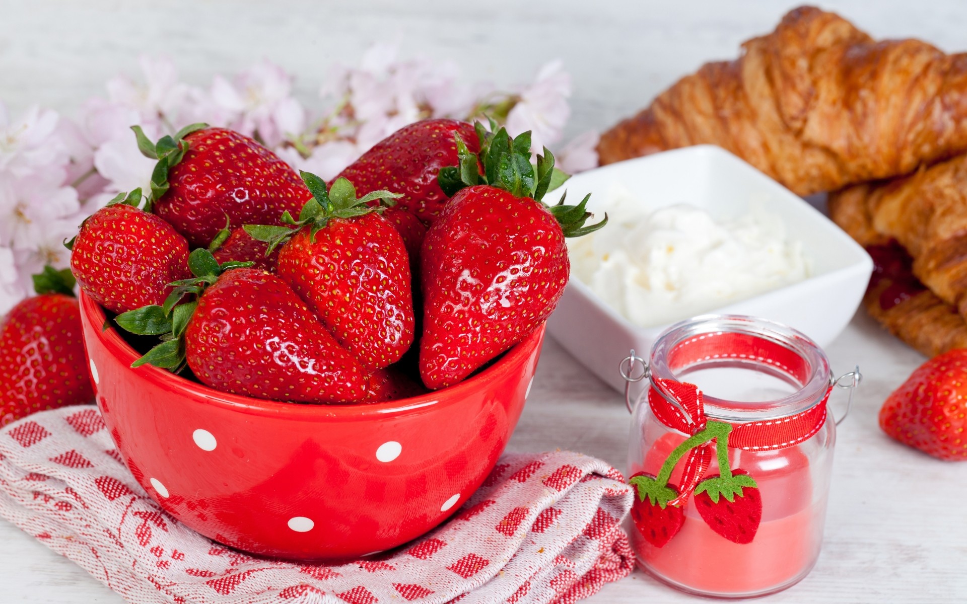 fragola cibo delizioso colazione dolce bacca frutta marmellata nutrizione rinfresco fatto in casa zucchero salute crema ciotola sano delizioso croissant asciugamano bacche dessert dolci frutta