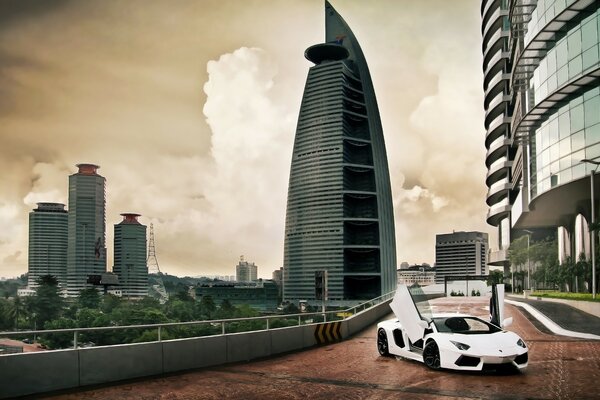 Lamborghini in città sullo sfondo dei grattacieli