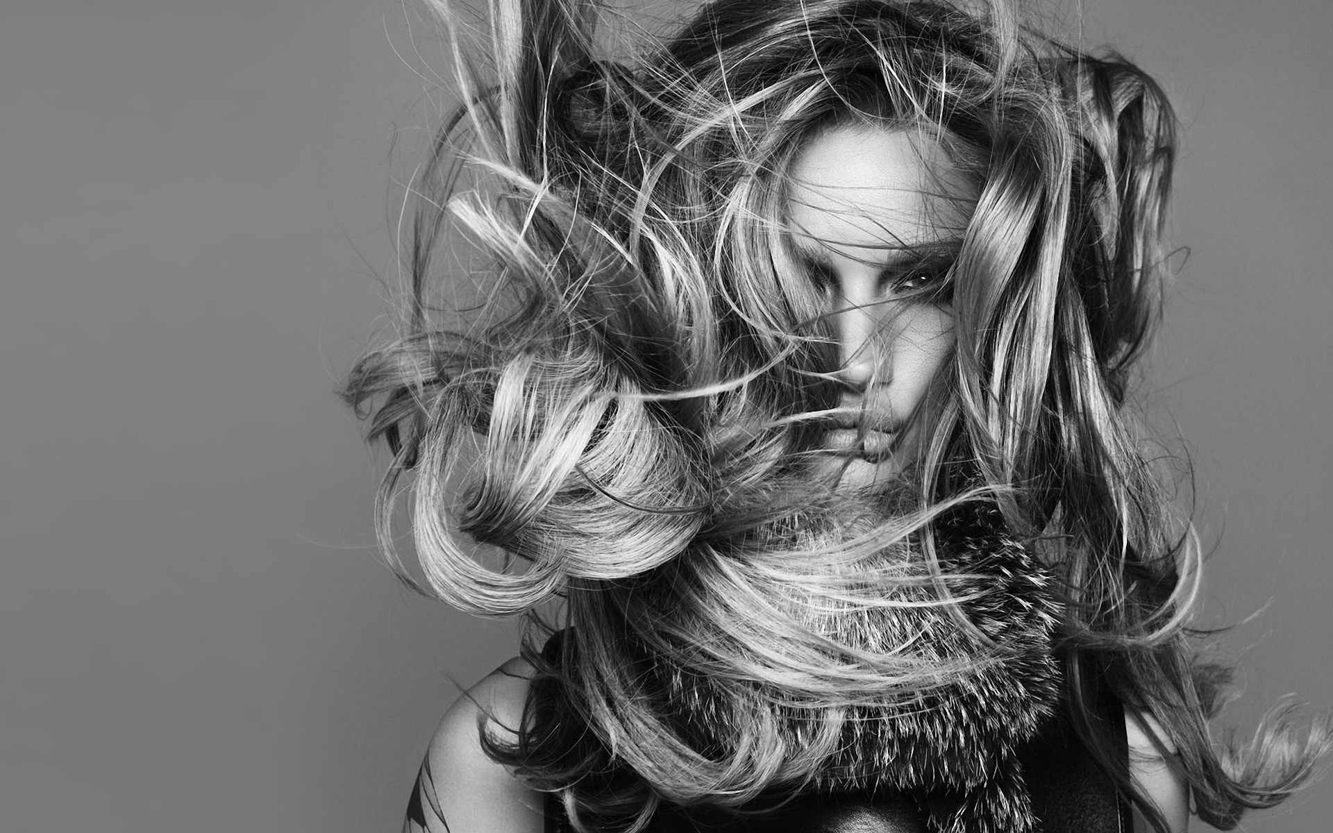 ritratto monocromatico ragazza modello moda capelli donna bella adulto acconciatura vento glamour sexy faccia uno studio stile