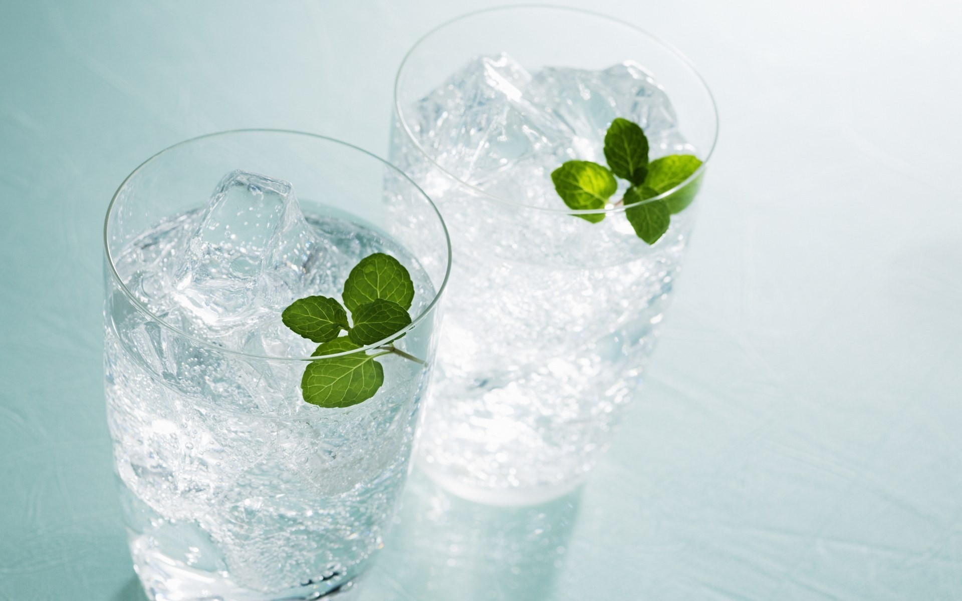vetro freddo bere ghiaccio acqua fresco bagnato bolla liquido goccia cocktail rinfrescante menta chiaro freschezza soda pulito cubo pulito