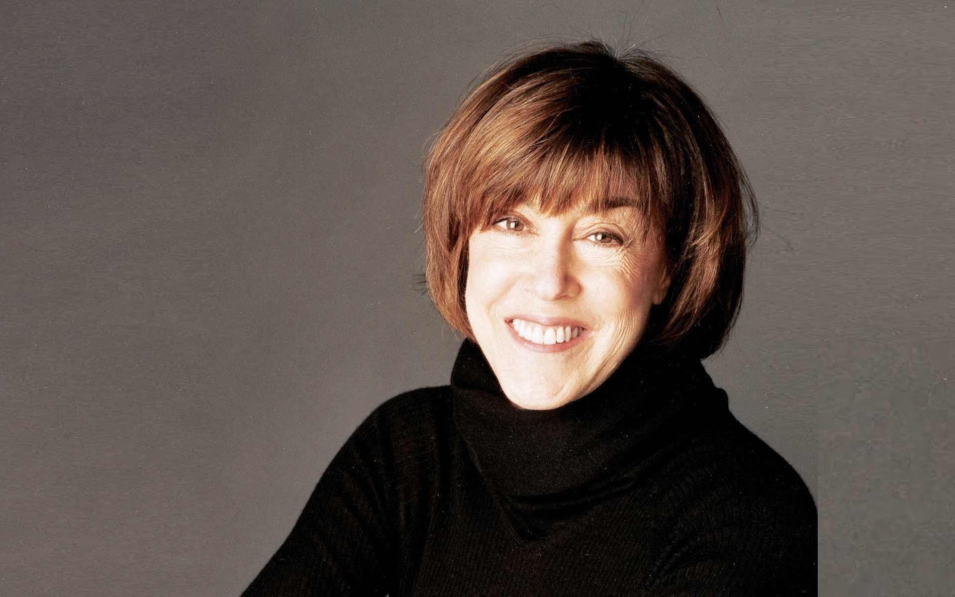 ritratto singolo adulto espressione facciale indossare ragazza donna maglione faccia sorriso donna che ride sfondo