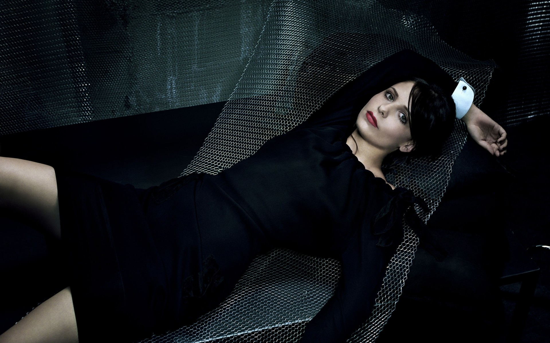 moda modello ritratto sexy donna glamour ragazza scuro elegante abito nero divano camera sfondo