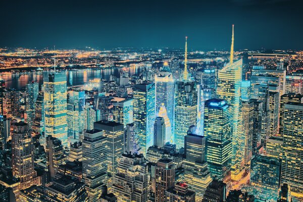 Città notturna alla luce delle lanterne degli Stati Uniti