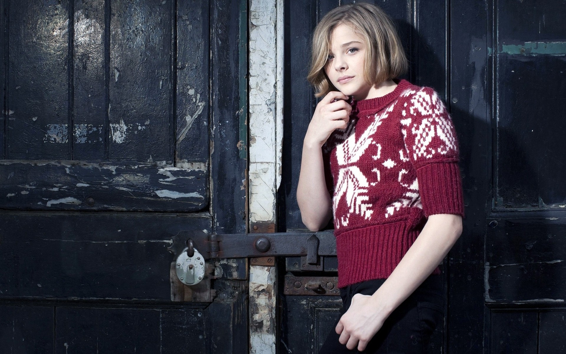 donna da solo ritratto adulto moda porta indossare ragazza sexy attrice hollywood calci in culo azione chloe moretz