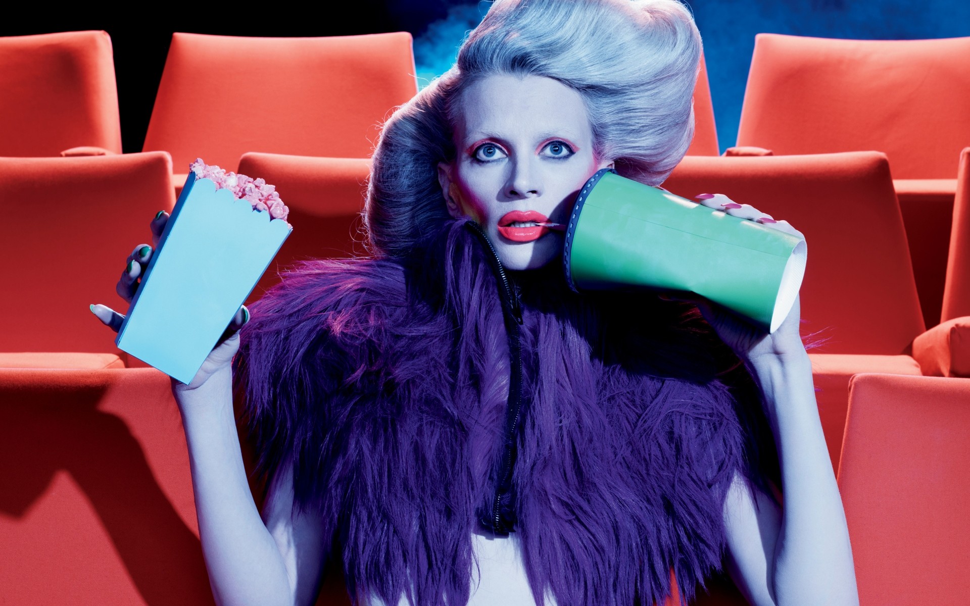 donna al chiuso sedersi divertimento da solo posto moda celebrità divertente modello kristen mcmenamy