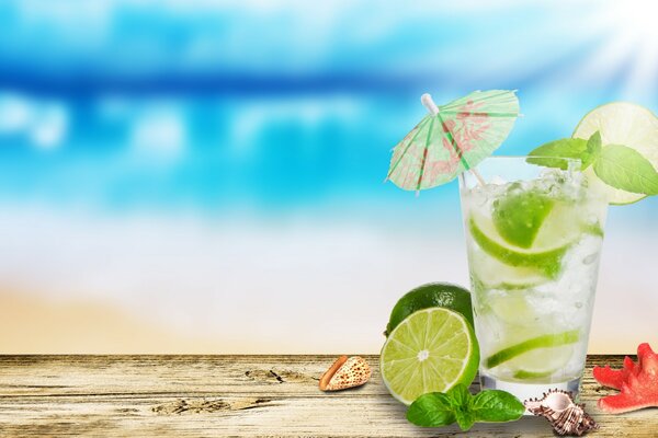 Cocktail rinfrescante in un bicchiere sulla spiaggia