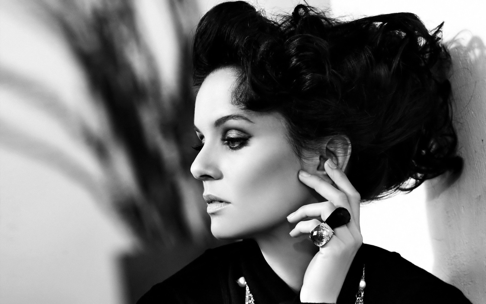 monocromatico ritratto donna moda modello glamour ragazza adulto acconciatura uno sexy specchio occhio gioielli bianco e nero sarah wayne hollywood bella nero bianco