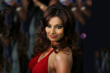 Donna in abito rosso con gli occhi meravigliosi