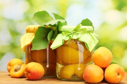 Barattoli di albicocche e frutta. Pasto