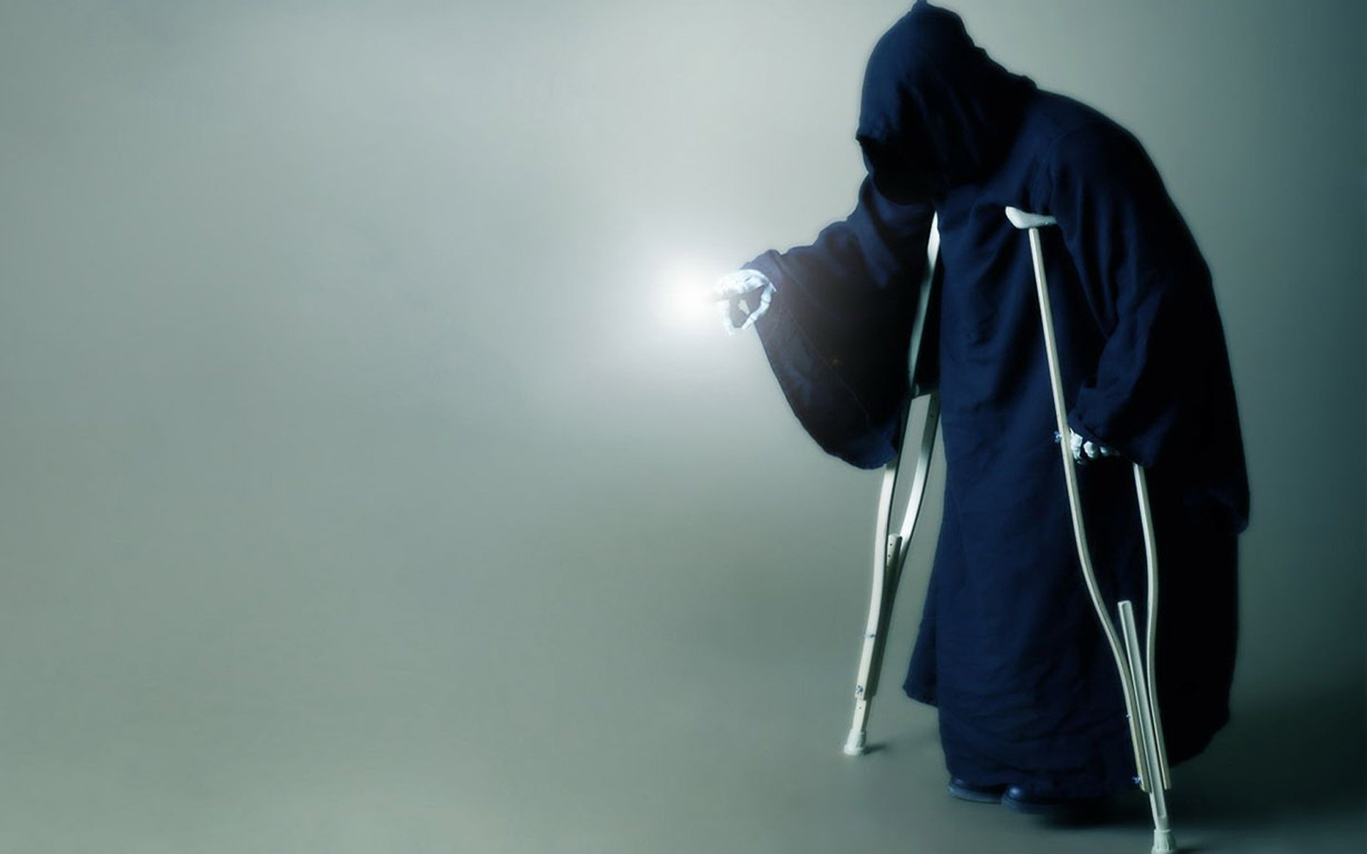 singolo uomo adulto ritratto divertente commedia morte luce blu nero