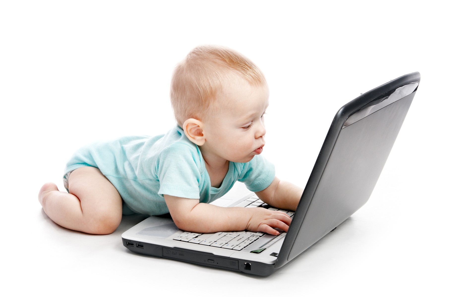 bambino internet computer piccolo tecnologia computer portatile carino wireless isolato sedersi bambino divertente ragazzo carino tecnico