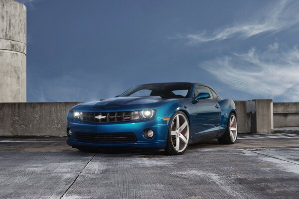La Chevrolet blu ha un bell aspetto contro il cemento