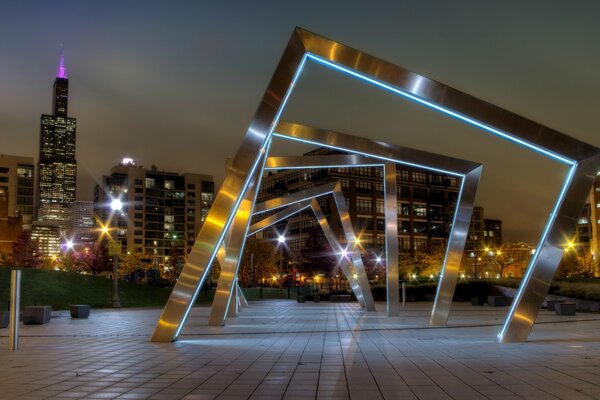 Parco notturno, architettura e luci della città. Stati Uniti