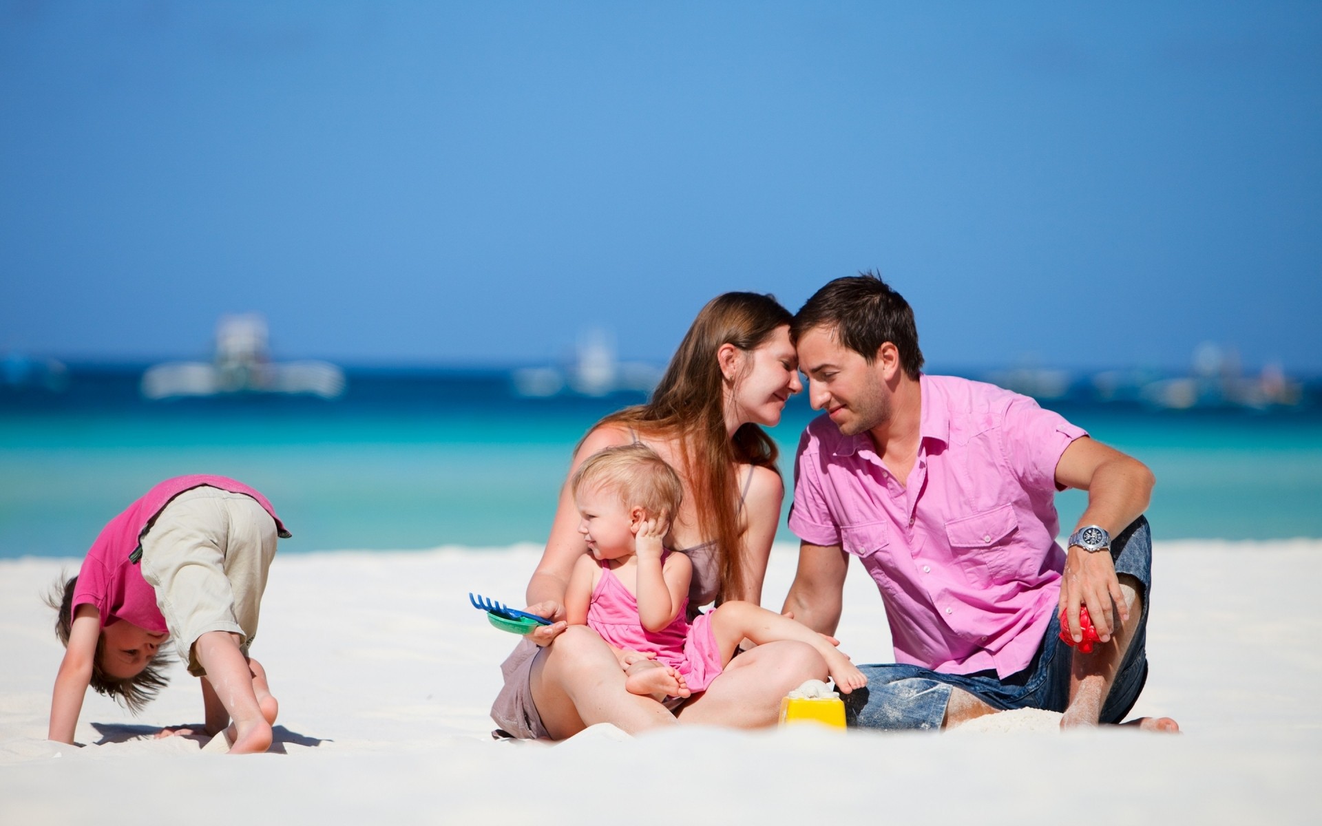 spiaggia sabbia acqua estate vacanza mare amore vacanza oceano piacere mare unione donna bambino viaggi piacere tropicale relax gioia famiglia coppia bambini abbracci familiari bambini cielo blu