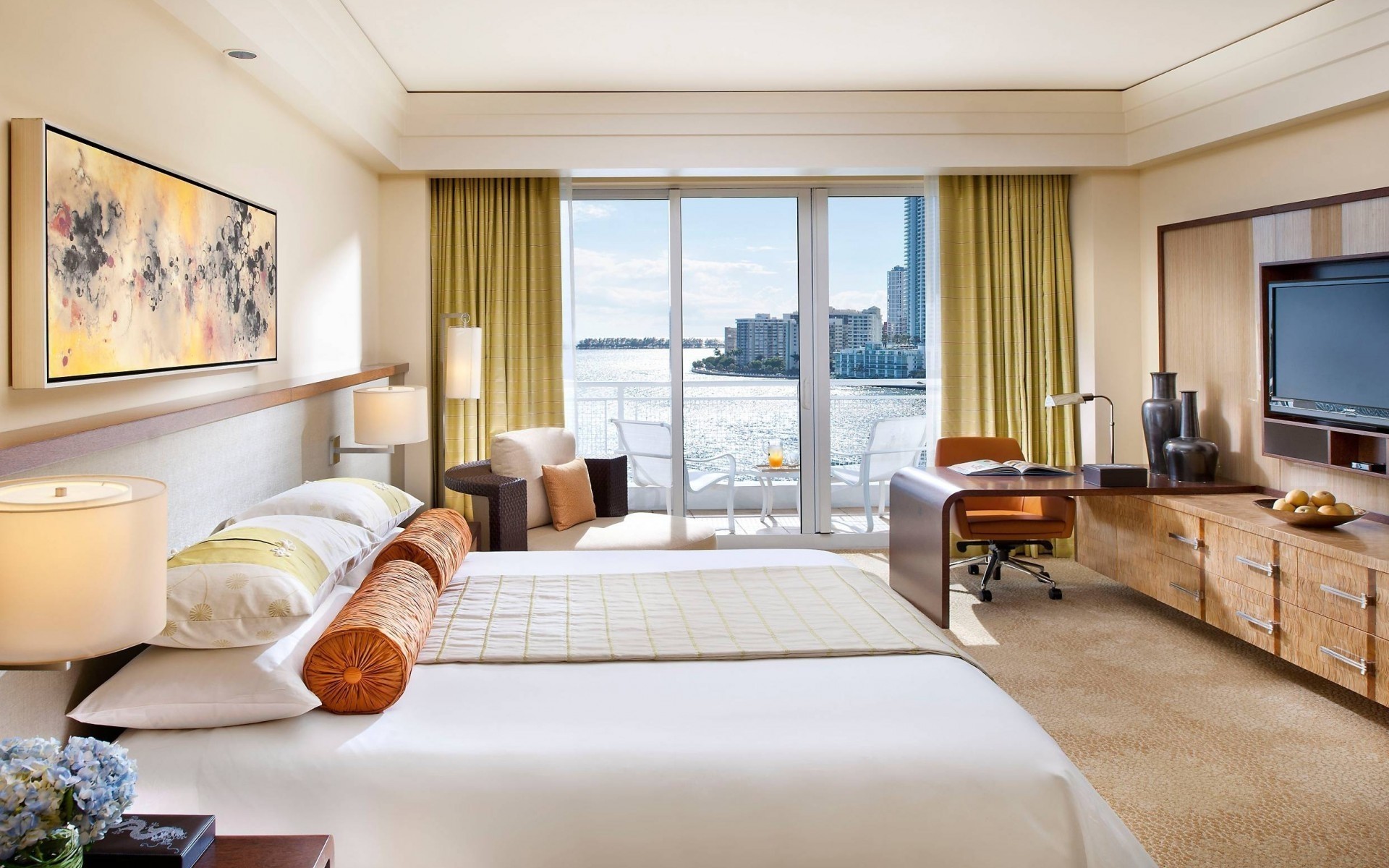 mobili camera camera da letto al coperto letto lampada finestra interior design tavolo cuscino sedile casa appartamento hotel lusso moderno pavimento tappeto casa sedia camera d albergo room design