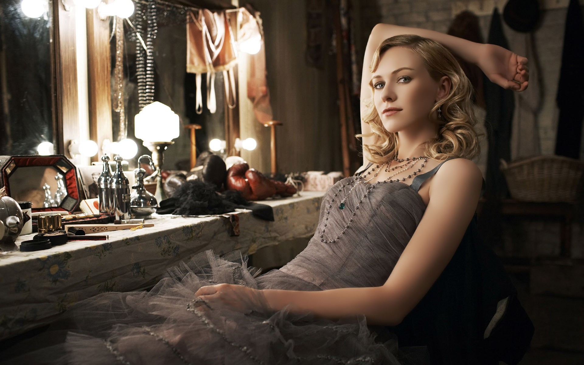 donna moda adulto glamour ritratto singolo interno modello camera vestito