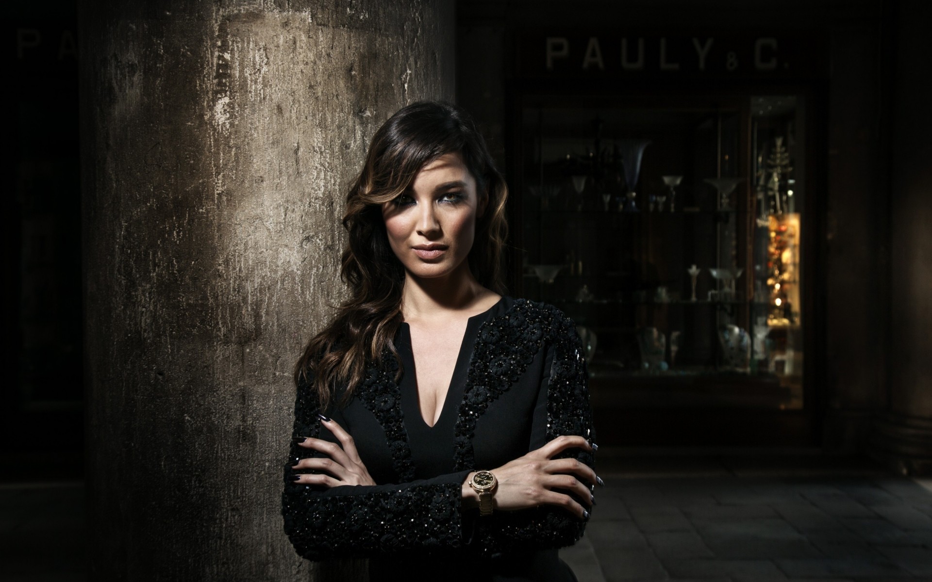 donna ritratto moda singolo indossare adulto modello interno scuro ragazza attrice berenice marlohe celebrità celebrità